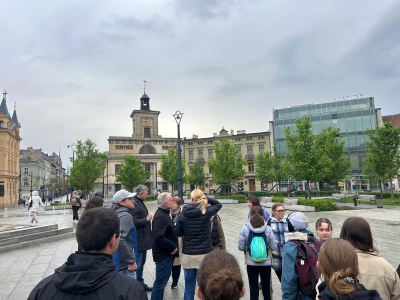 Die Gruppe bei der Stadtf&uuml;hrung mit Prof. Radziszewska / Foto: Elisabeth Martha Notzon