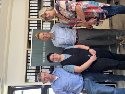 Foto (v.l.n.r.): Prof. Sascha Feuchert, Dr. Anika Binsch, Staatssekretär Christoph Degen und Kristine Tromsdorf