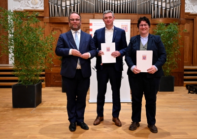 v.l.n.r. Minister Timon Gremmels, Prof. Sascha Feuchert und Dr. Anika Binsch
Foto: HMWK