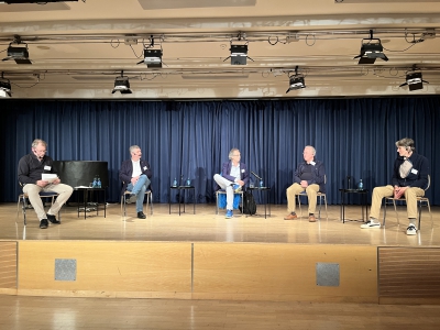 Die Podiumsteilnehmer (v.l.n.r.): Wolfgang Seligmann, Prof. Sascha Feuchert, Dr. Kurt Gr&uuml;nberg, Dr. Martin Liepach&nbsp;und Wolfram Juretzek / Foto: Dr. Anika Binsch