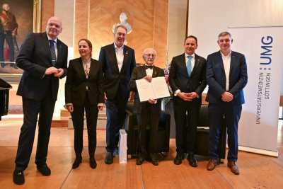 Nach der Verleihung der Ehrendoktorw&uuml;rde (v.l.n.r): Prof. Dr. Wolfgang Br&uuml;ck, Prof. Dr. Julia Gallwas, Prof. Dr. Axel Sch&ouml;lmerich, Dr. Leon Weintraub, Prof. Dr. J&uuml;rgen Wienands und Prof. Dr. Sascha Feuchert / Foto: umg/swen pf&ouml;rtner