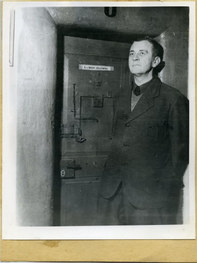 Erich von dem Bach-Zelewski vor seiner Zelle während der Nürnberger Prozesse, vmtl. 1946 / Foto: National Archives, photo no. 238-NT-442