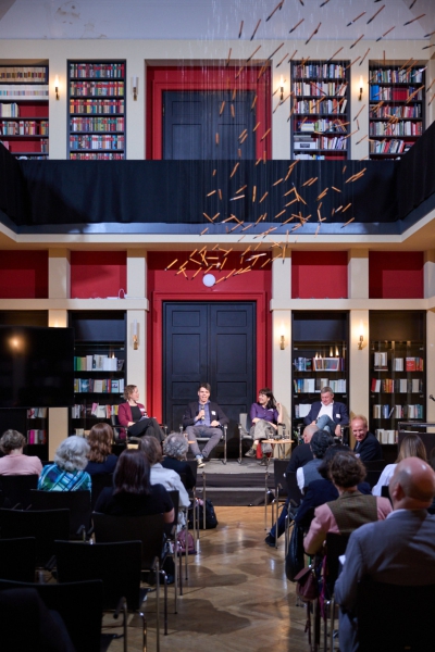 V.l.n.r.: Julia Karnahl, Dr. Arndt Emmerich, Dr. Dana von Suffrin und Prof. Dr. Sascha Feuchert / Foto: Dominik Buschardt