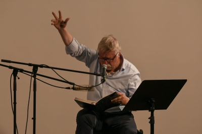 Wolf Biermann liest aus seiner deutschen Übertragung des Poems / Foto: Hannah Brahm