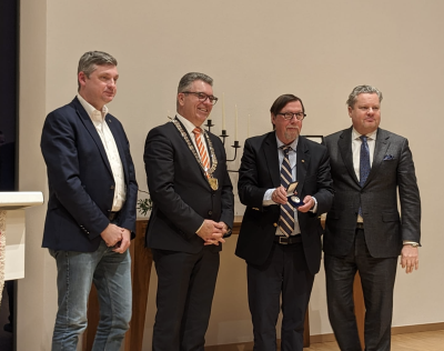 Von links: Prof. Dr. Sascha Feuchert (Arbeitsstelle Holocaustliteratur, Justus-Liebig-Universität Gießen), Michael Lotz (Bürgermeister der Stadt Dillenburg), Christoph Heubner (Exekutiv-Vizepräsident des Internationalen Auschwitz-Komitees) und Klaus-Achim Wendel (Stadtverordnetenvorsteher Dillenburg) / Foto: Gerhard Merz 