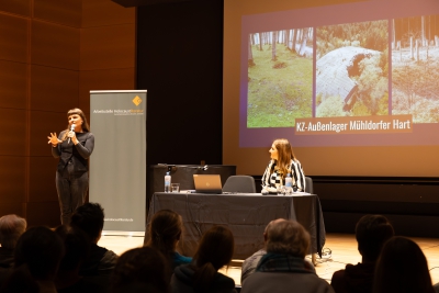 Autorin Susanne Siegert (l.) sprach mit Jennifer Ehrhardt (AHL / r.) über ihr Buch „Gedenken neu denken“ / Foto: Karolin Kreyling