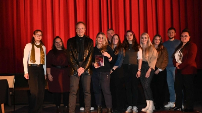 Die Hauptakteur:innen des Abends (v.l.n.r.): Aileen Carvelli, Michelle Damm, Sven Görtz, Nicoletta Murano, Aleksandra Bak-Zawalski, Sascha Feuchert, Angelina Isak, Franziska Schrodt, Celine Schütz, Jennifer Ehrhardt, Felix Luckau und Karolin Kreyling / Foto: Barbara Czernek für den Gießener Anzeiger