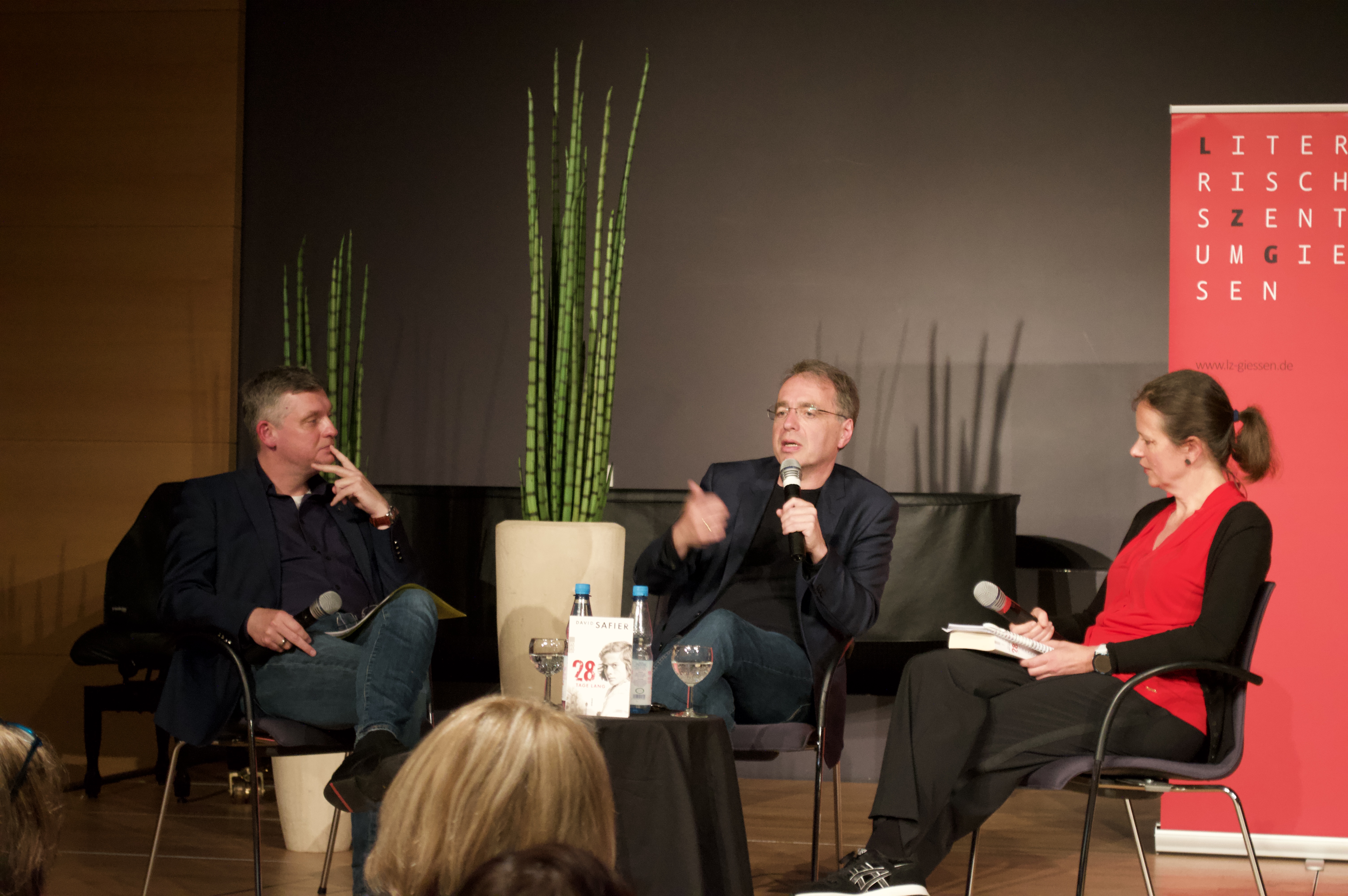 Prof. Dr. Sascha Feuchert (l.), David Safier (m.) und Andrea Löw (r.)
Bild: Jennifer Ehrhardt