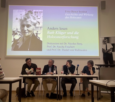 Dr. Nicolas Berg, Prof. Dr. Sascha Feuchert, Prof. Thedel von Wallmoden und Dr. Katharina Rauschenberger (v.l.n.r.) / 
Foto: Jennifer Ehrhardt